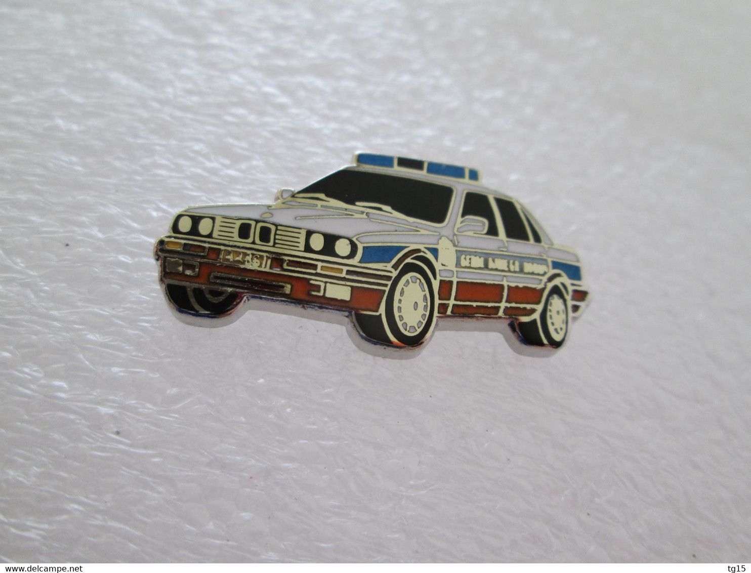 PIN'S    BMW   E 30   GENDARMERIE  LUXEMBOURG  email grand feu  DEHA