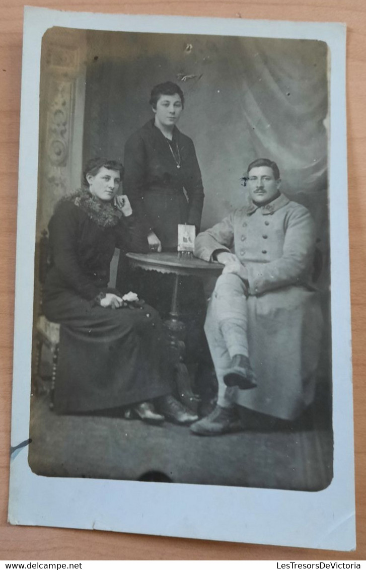 Photo D'un Homme En Uniforme Et De Deux Femmes - Soldat  - Carte Photo - Frère Et Soeurs? - Fotografia