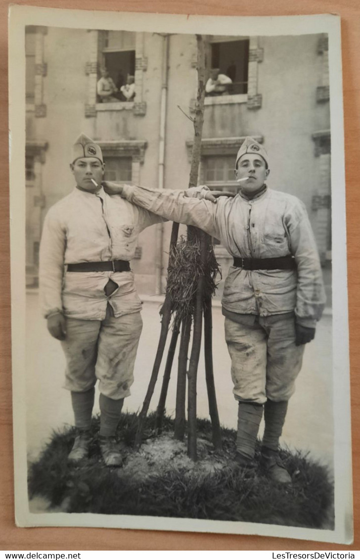 Photo De Deux Hommes En Uniforme  - Soldats  - Carte Photo - Portrait - Fotografia