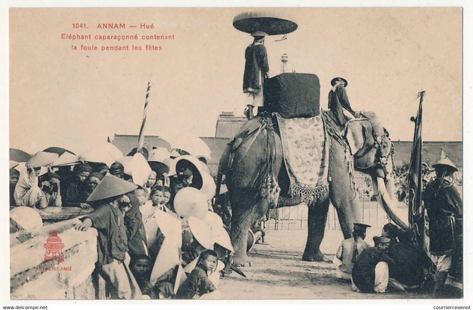 CPA - ANNAM - Hué - Eléphant Carapaconné Contenant La Foule Pendant Les Fêtes - Vietnam