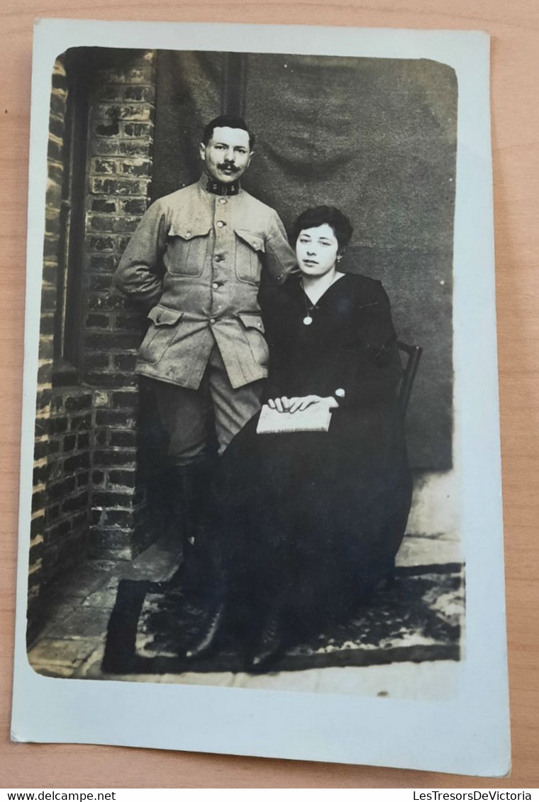 Photo D'un Homme En Uniforme Et D'une Femme  - Soldat  - Carte Photo - Portrait Couple - Fotografia