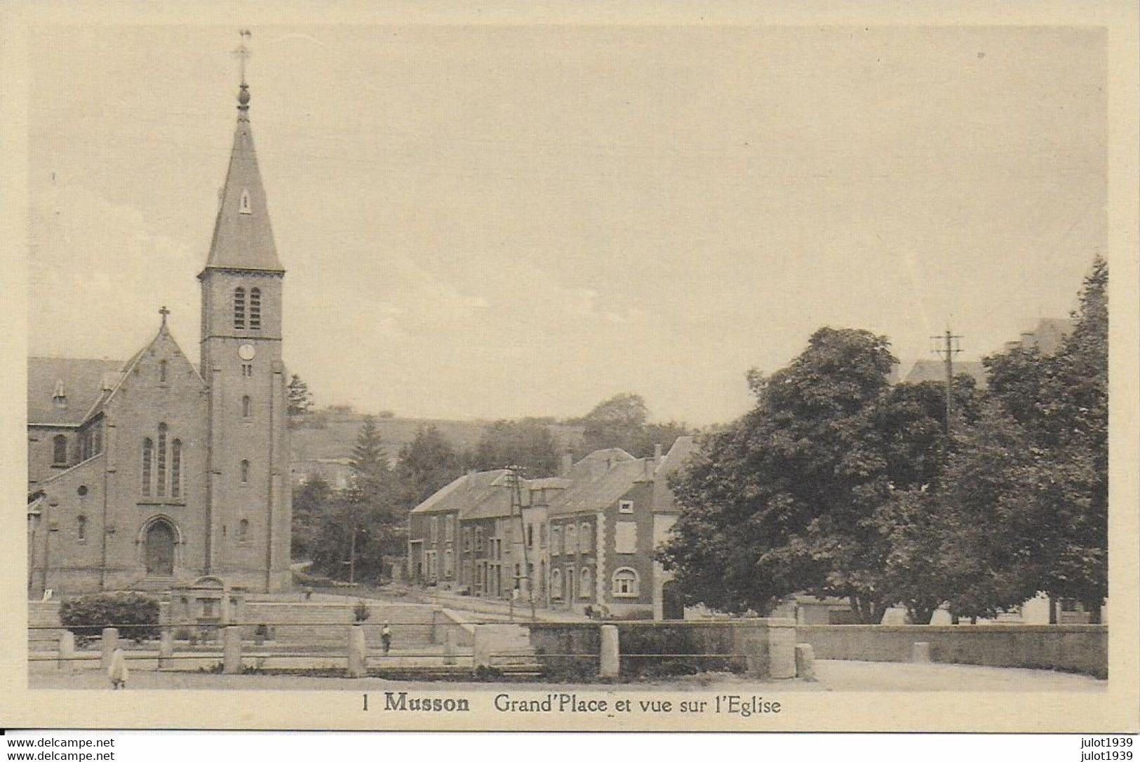 MUSSON ..-- Eglise . Grand Place . - Musson