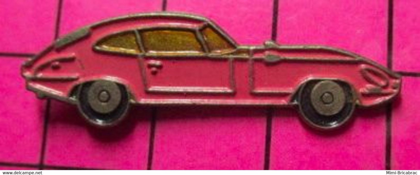 SP08 Pin's Pins / Beau Et Rare / THEME : AUTOMOBILES / JAGUAR TYPE E ROSE BARBIE - Jaguar