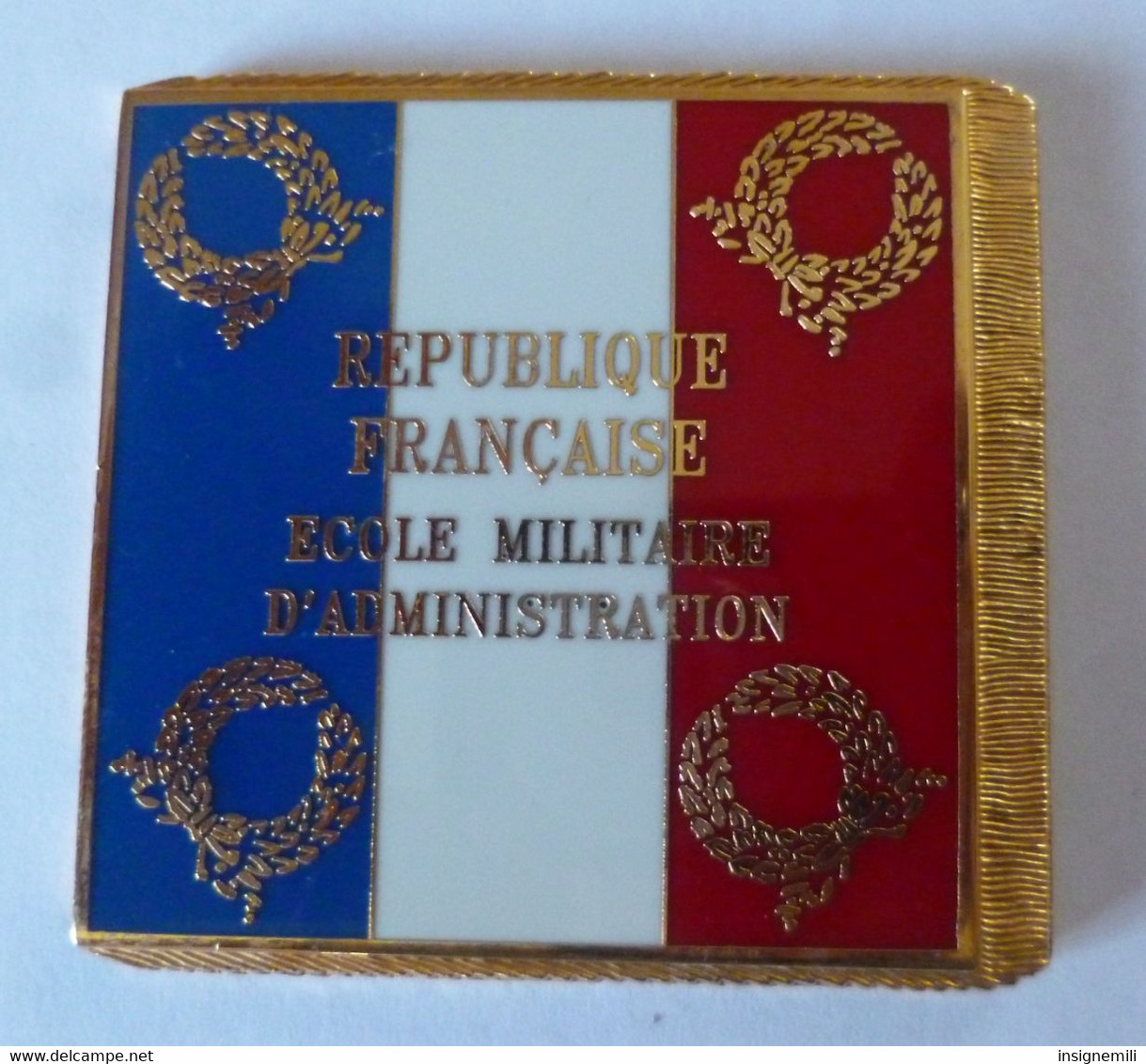 DRAPEAU ECOLE MILITAIRE D' ADMINISTRATION   En Métal Doré - Vlaggen