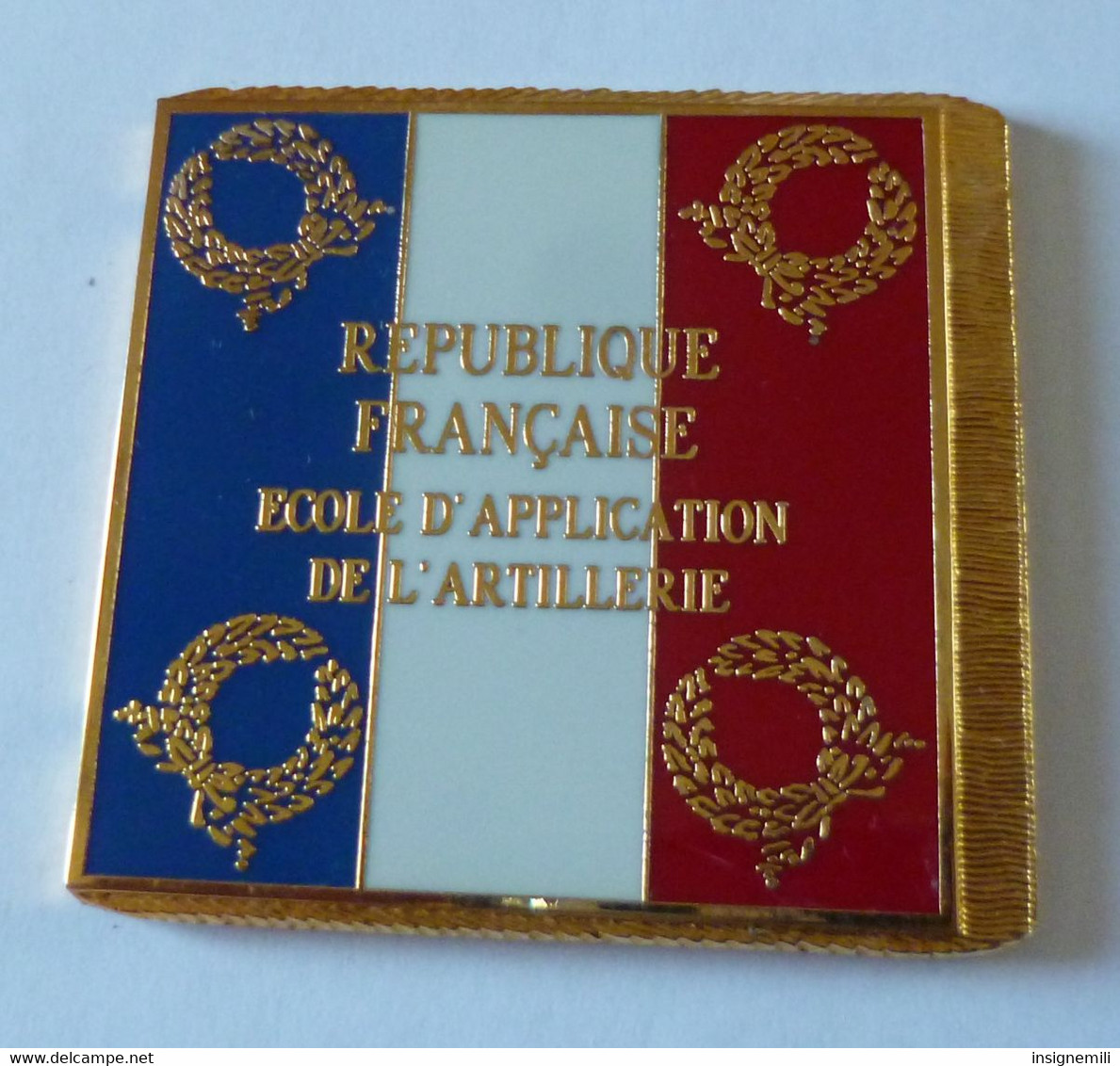 DRAPEAU EAA ECOLE D' APPLICATION DE L' ARTILLERIE   En Métal Doré - Vlaggen