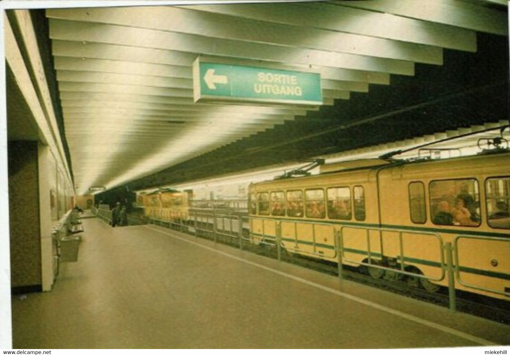 BRUXELLES-STATION DE METRO PARC - Trasporto Pubblico Metropolitana