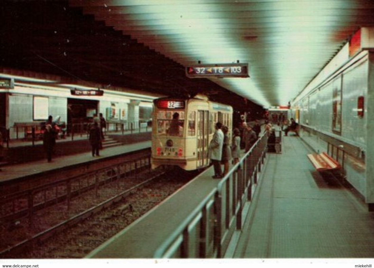 BRUXELLES-STATION DE METRO ARTS-LOI-TRAM 32 - Public Transport (underground)