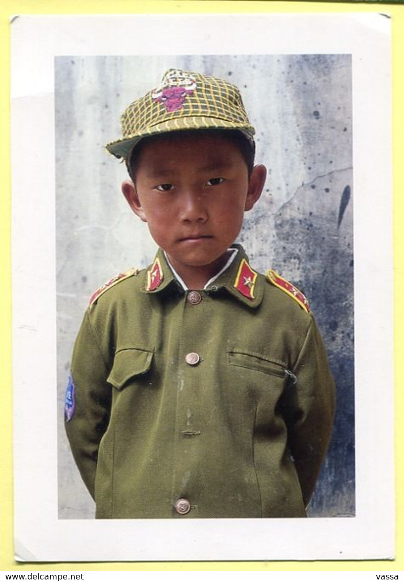TIBET - Enfant Tibétain En Costume De L'armée Chinoise .Tibetan Child Wearing A Chinease Army Costume.Pierre Yves Ginet - Tibet