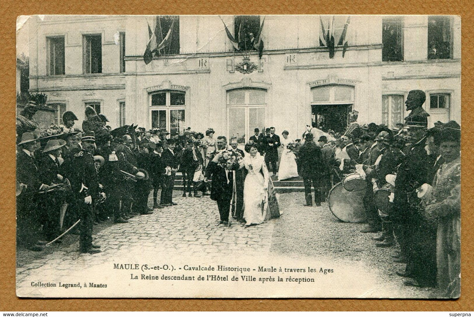 MAULE  (78) : " CAVALCADE HISTORIQUE - LA REINE DEVANT L'HOTEL-DE-VILLE " - Maule