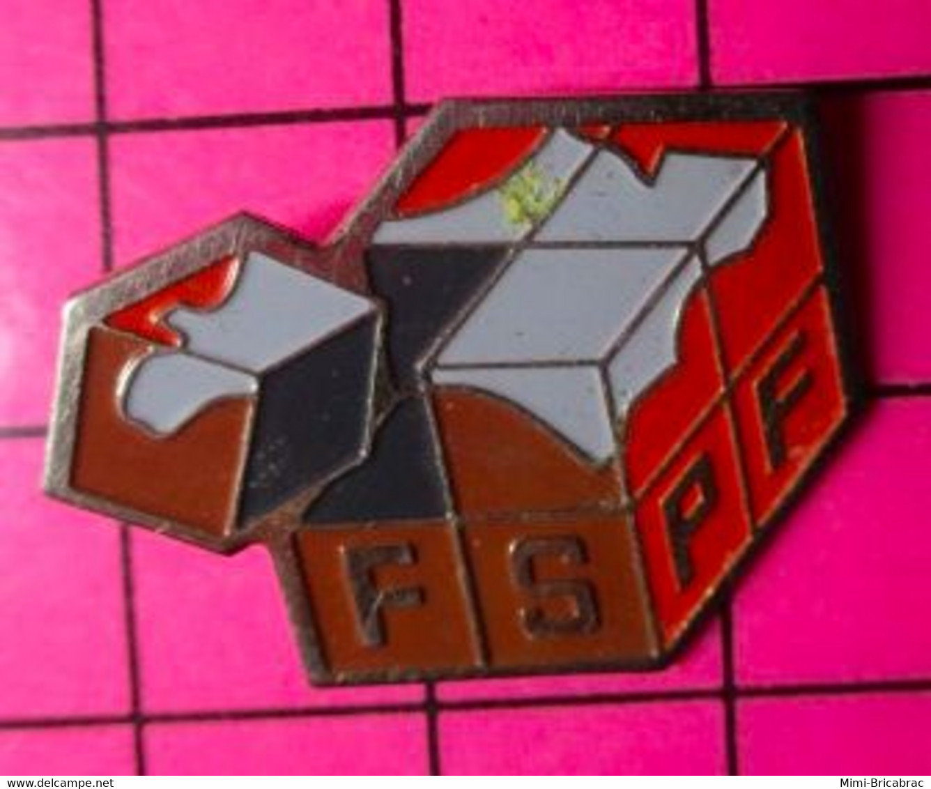 813B Pin's Pins / Beau Et Rare / THEME : JEUX / JEU DE CUBES FSPF - Jeux