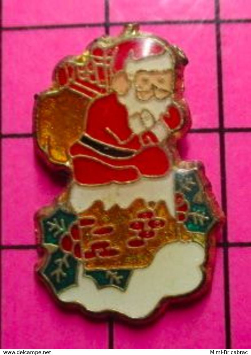 415c Pin's Pins / Beau Et Rare / THEME : NOEL / PERE NOEL COINCE DANS UNE CHEMINEE - Christmas