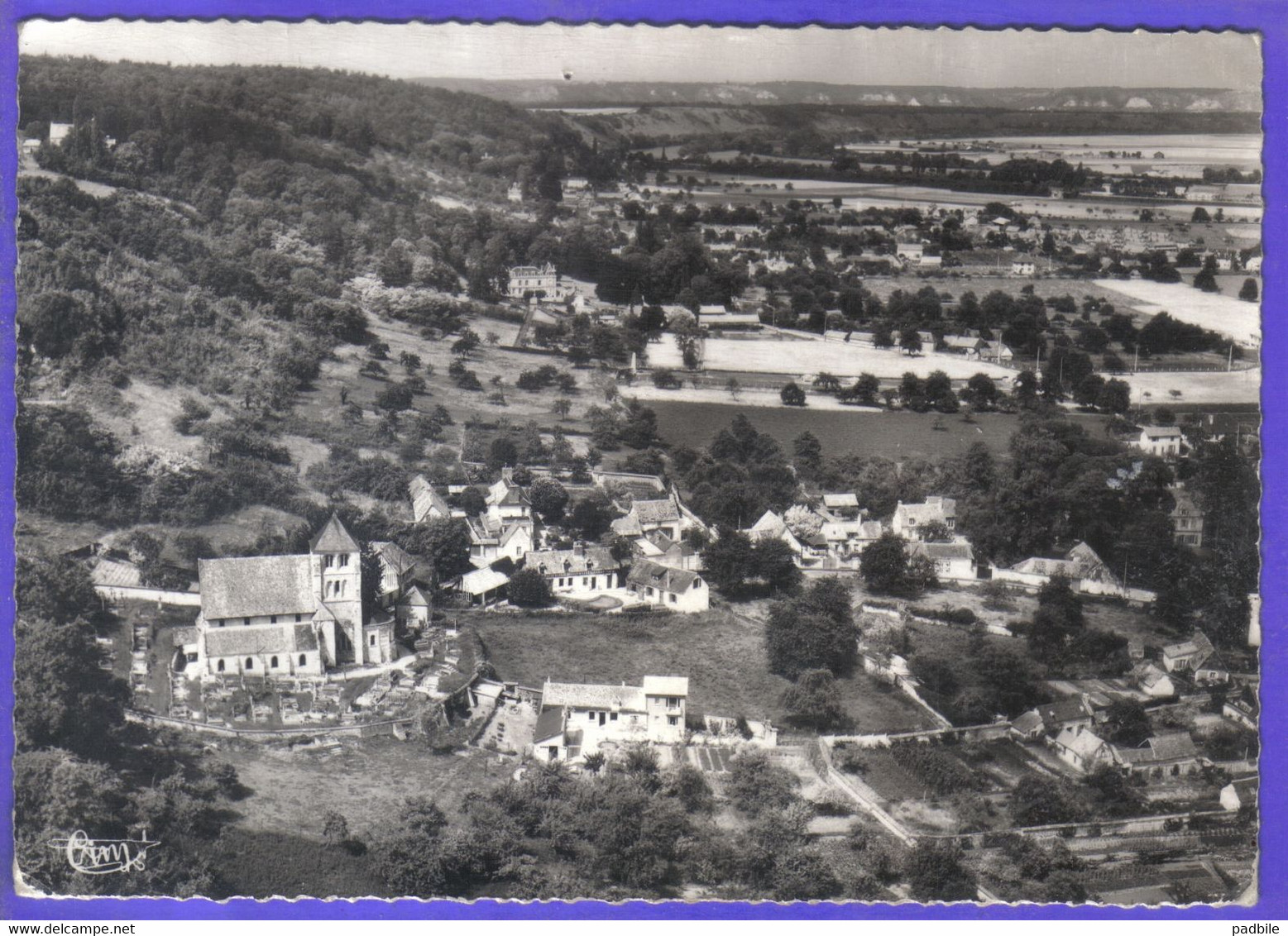 Carte Postale 27. Aubevoie  Et L'église St-Georges  Vue D'avion   Très Beau Plan - Aubevoye