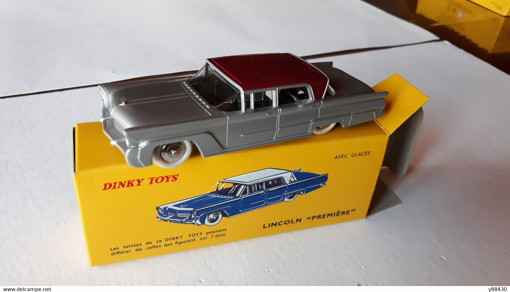 DINKY TOYS -  LINCOLN  PREMIÈRE  - Miniature Avec Sa Boite Et Certificat - Réedition Atlas . Échelle 1/43 - Dinky