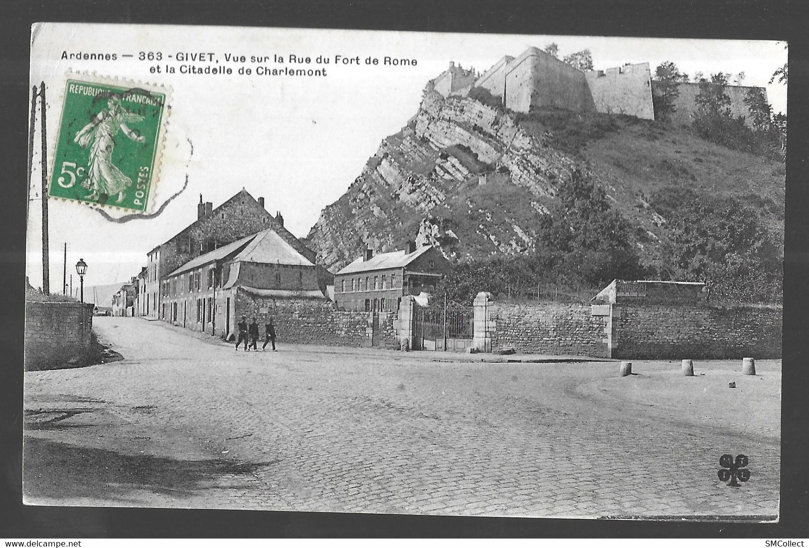 Givet, Vue Sur La Rue Du Fort De Rome Et Citadelle De Charlemont (A12p36) - Givet