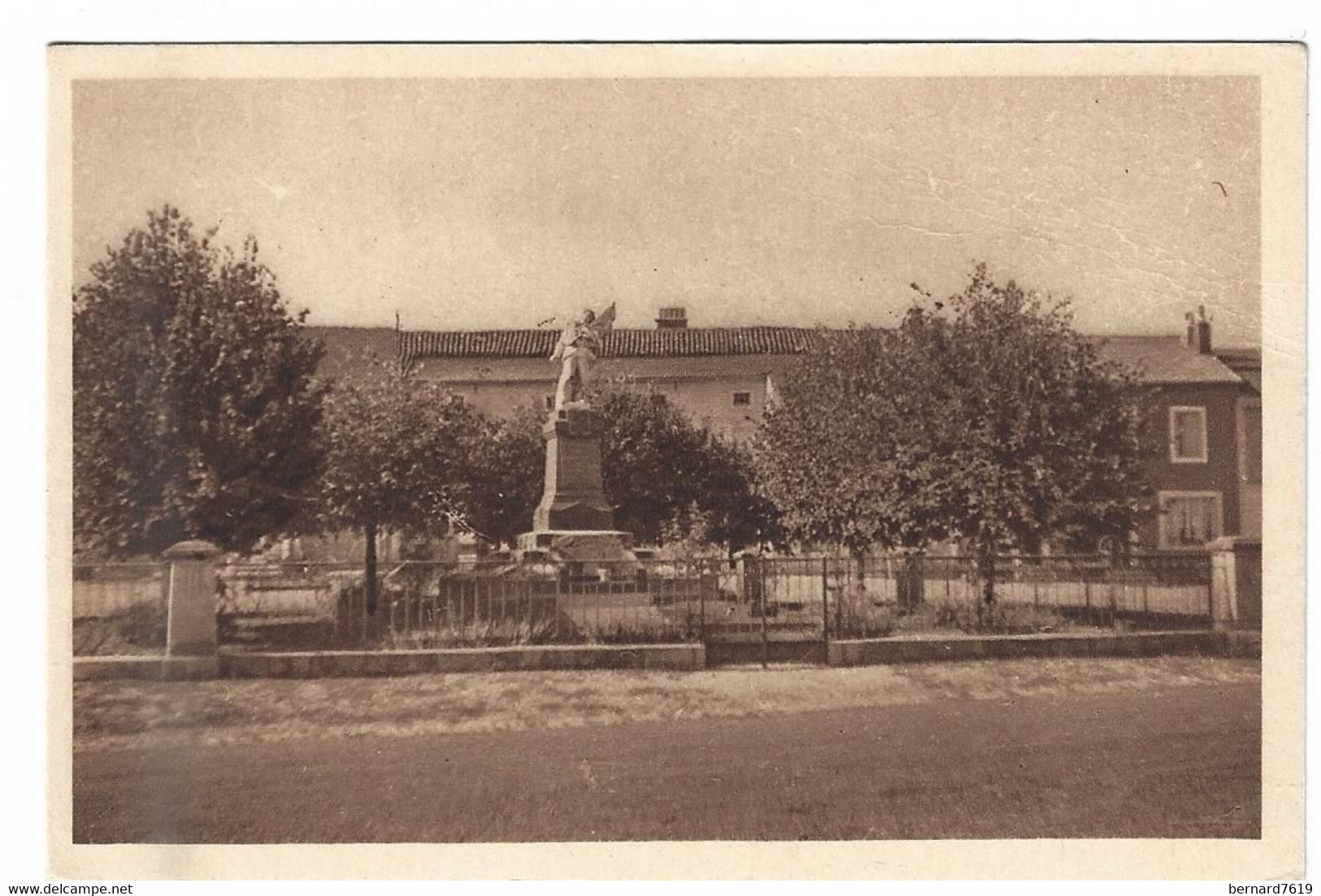 88   Chatenois  -   La Place Et Le Monument Aux Morts - Chatenois