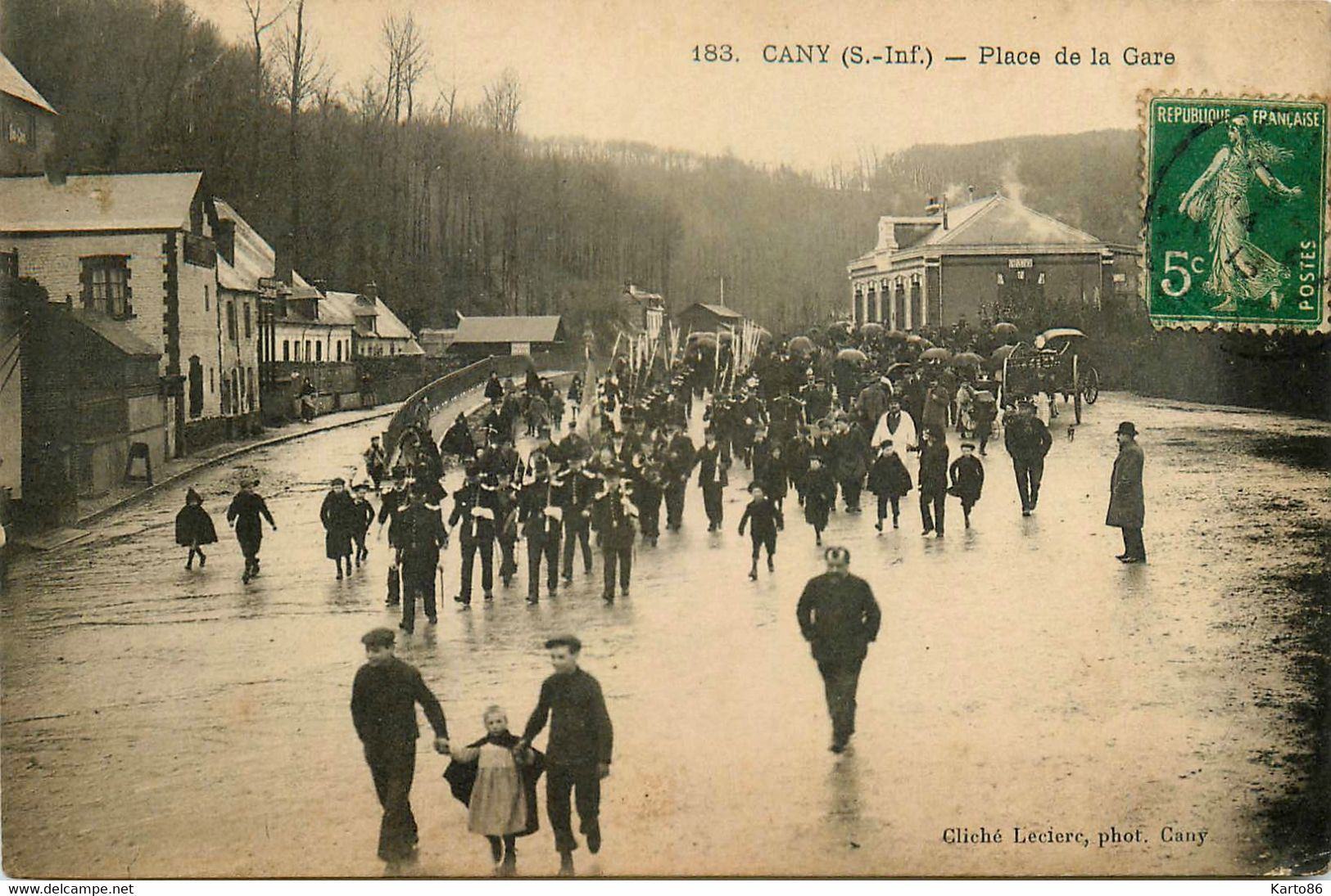 Cany * La Place De La Gare * Fête Cérémonie * Défilé - Cany Barville