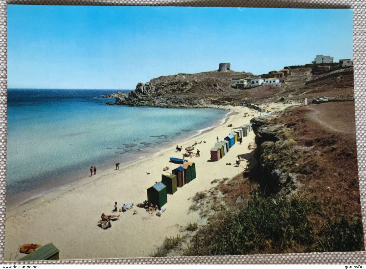 Sardaigne Petite Plage De Santa Teresa Gallura Cabines Baigneurs Ruine Moulin Petites Maisons - Olbia