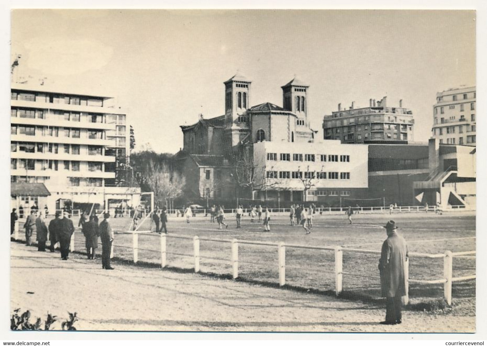 CPM - MARSEILLE (B Du R) - Eglise Saint Calixte Avec Vue Sur Le Stade Vallier - Boulevard Boisson (4e) - Cinq Avenues, Chave, Blancarde, Chutes Lavies