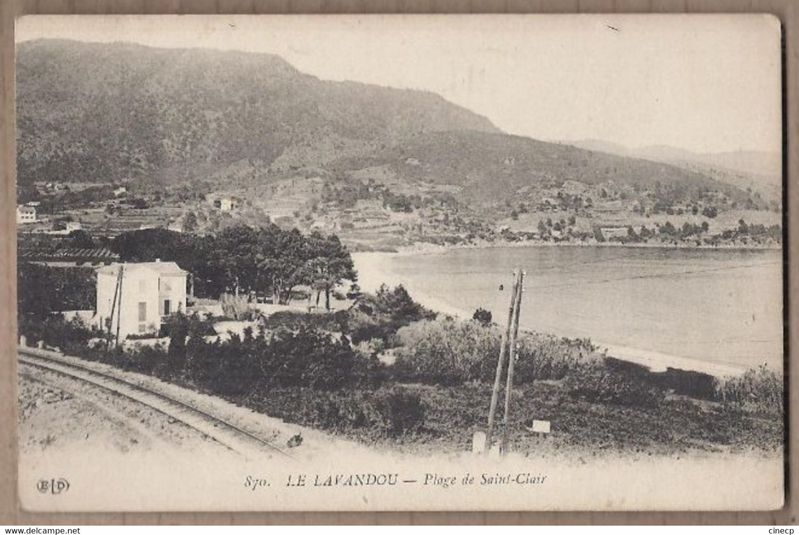 CPA 83 - LE LAVANDOU - Plage De Saint-Clair - TB PLAN Villa Bord De Mer = VOIE CHEMIN DE FER - Le Lavandou