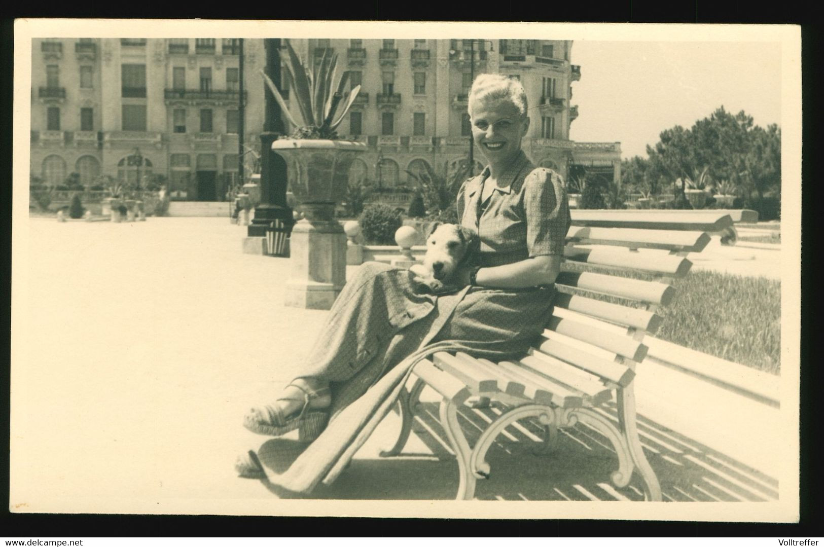 Orig. Foto AK Hübsche Blonde Frau Mit Hund Drahthaarfoxterrier Vor Grand Hotel In Rimini, Italien 50er Jahre, Little Dog - Rimini