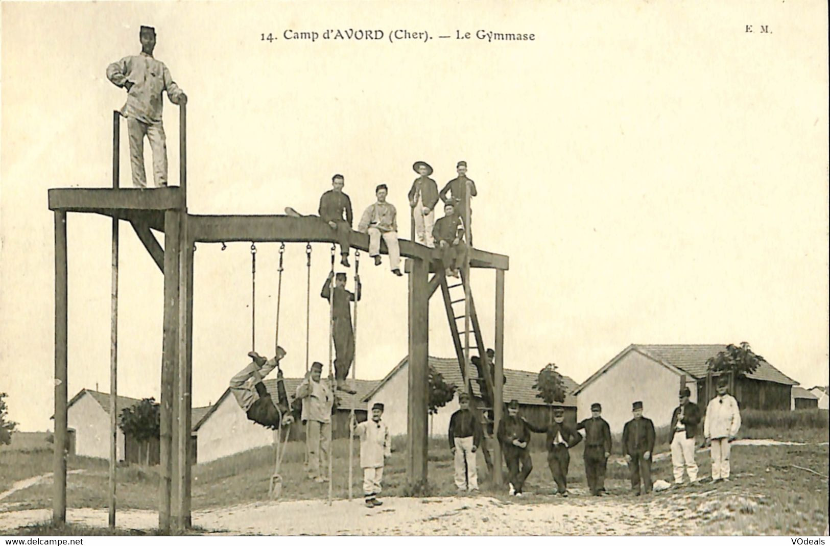 037 876 - CPA - France (18) Cher - Camp D'Avord - Le Gymnase - Avord