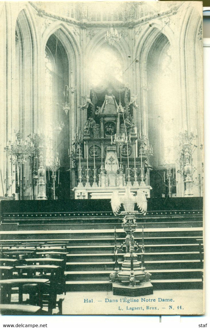 Halle : Dans L'Eglise Notre-Dame - Halle