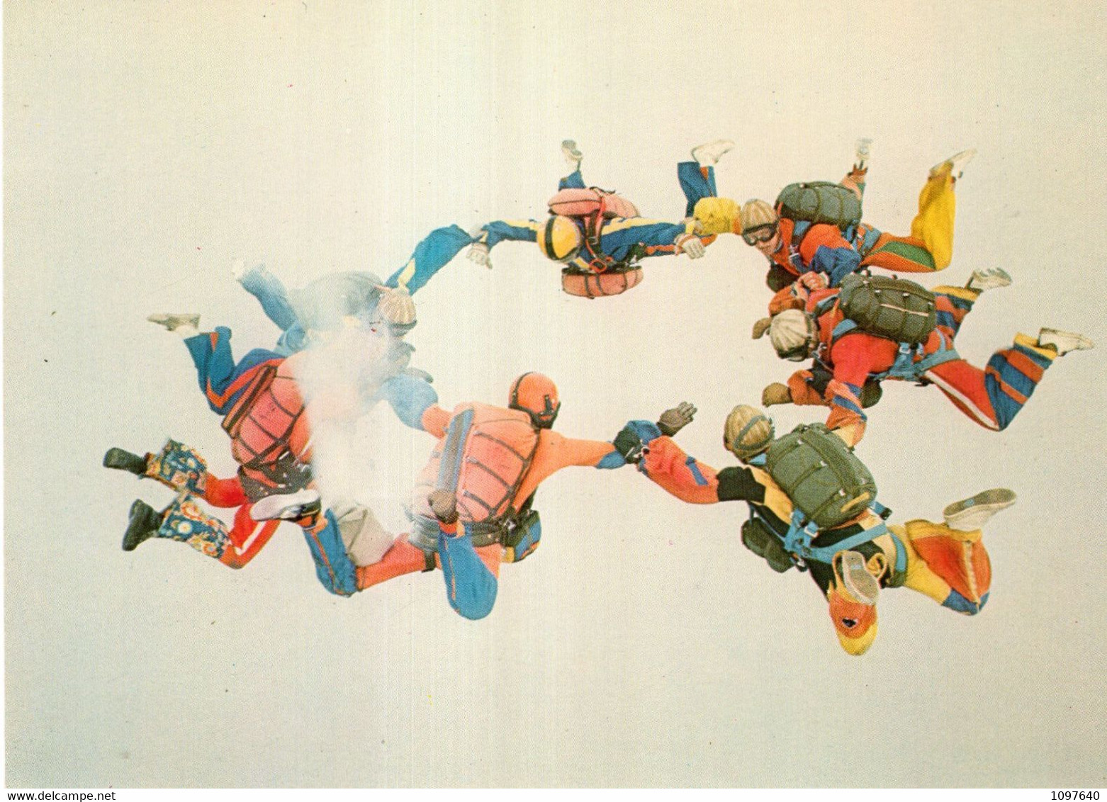 PARACHUTISME : ETOILE DANS LES NUAGES - Fallschirmspringen