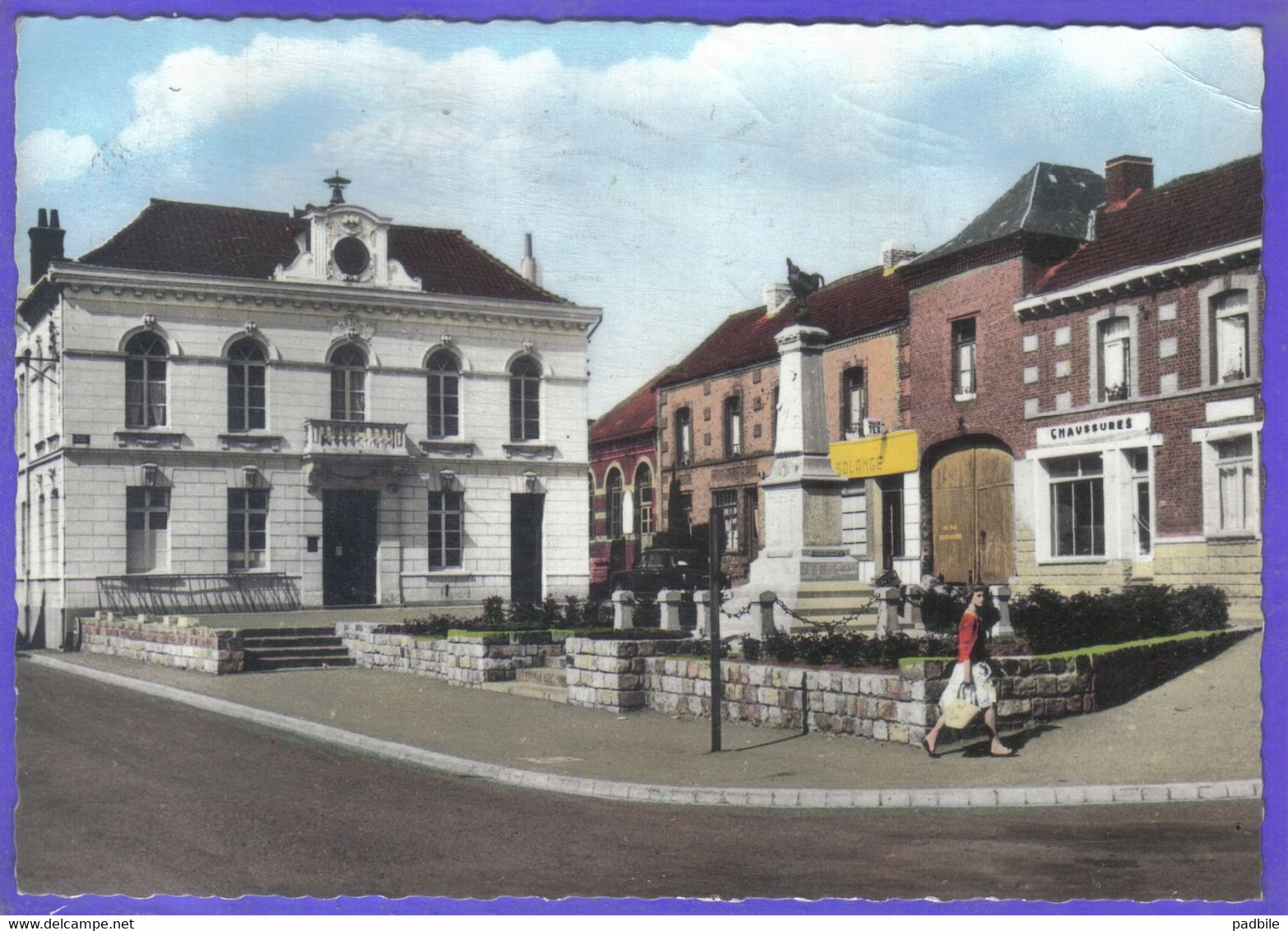 Carte Postale 62. Beuvry La Mairie Et Le Monument Aux Morts  Très Beau Plan - Beuvry