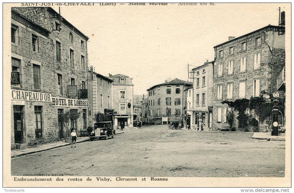 CPA 42 SAINT JUST EN CHEVALET EMBRANCHEMENT DES ROUTES DE VICHY CLERMONT ET ROANNE Voir Vieille Voiture Et Pompe A Essen - Altri & Non Classificati