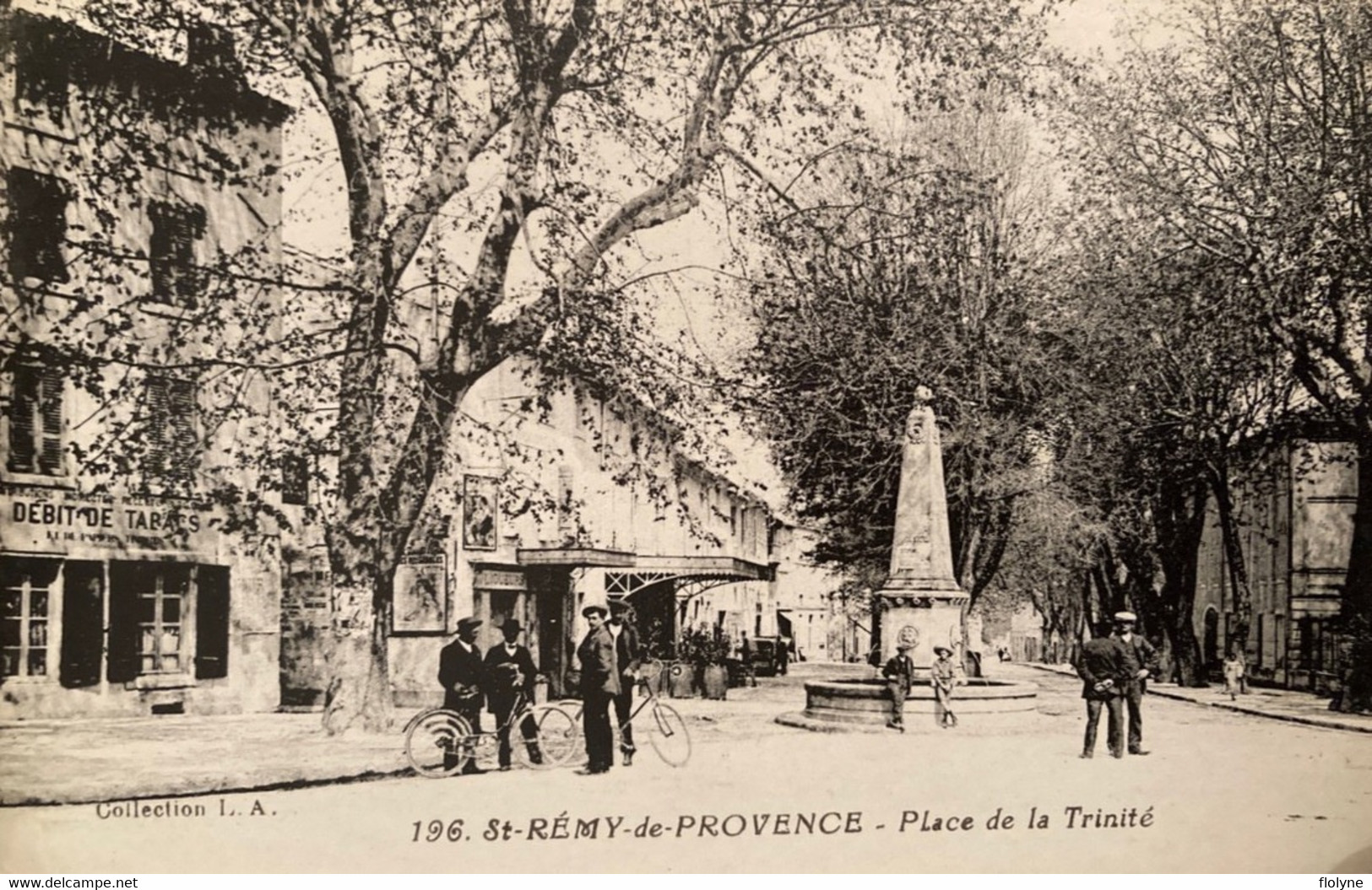 St Rémy De Provence - La Place De La Trinité - Débit De Tabac Tabacs - Saint-Remy-de-Provence