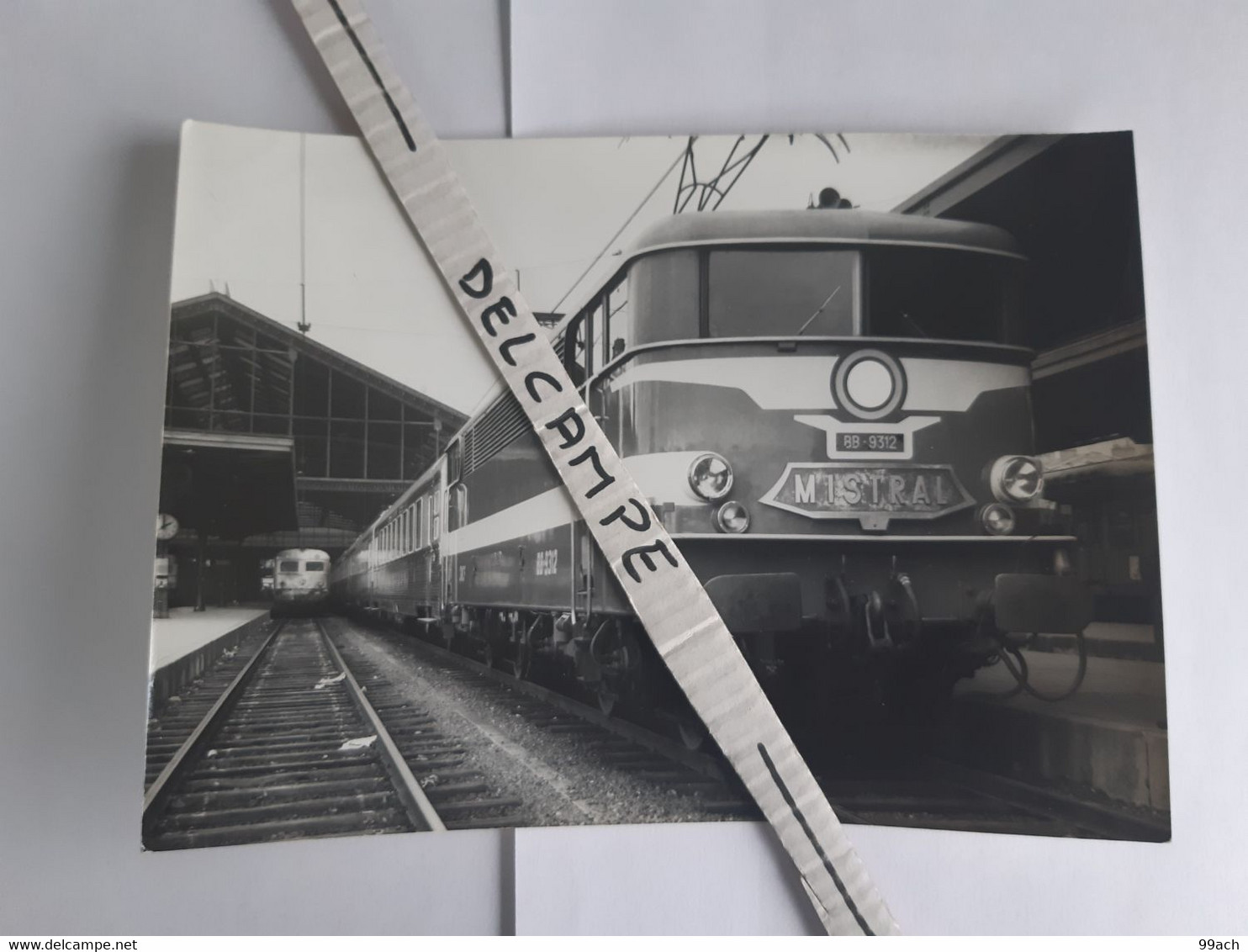 SNCF : Photo Originale Anonyme 12,5 X 17,5 Cm : BB 9312 Et LE MISTRAL à PARIS Gare De Lyon (75) - Trenes