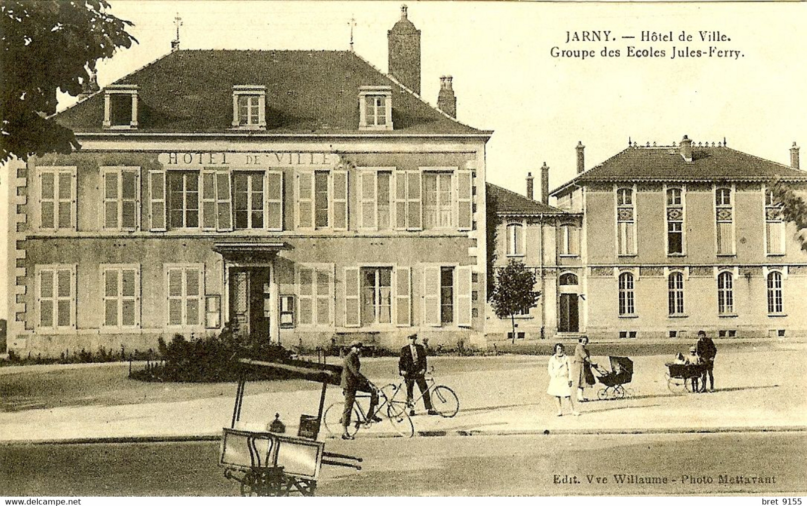 54 JARNY HOTEL DE VILLE LE GLACIER ATTEND LA SORTIE DES ELEVES DU GROUPE DES ECOLES JULES FERRY - Jarny