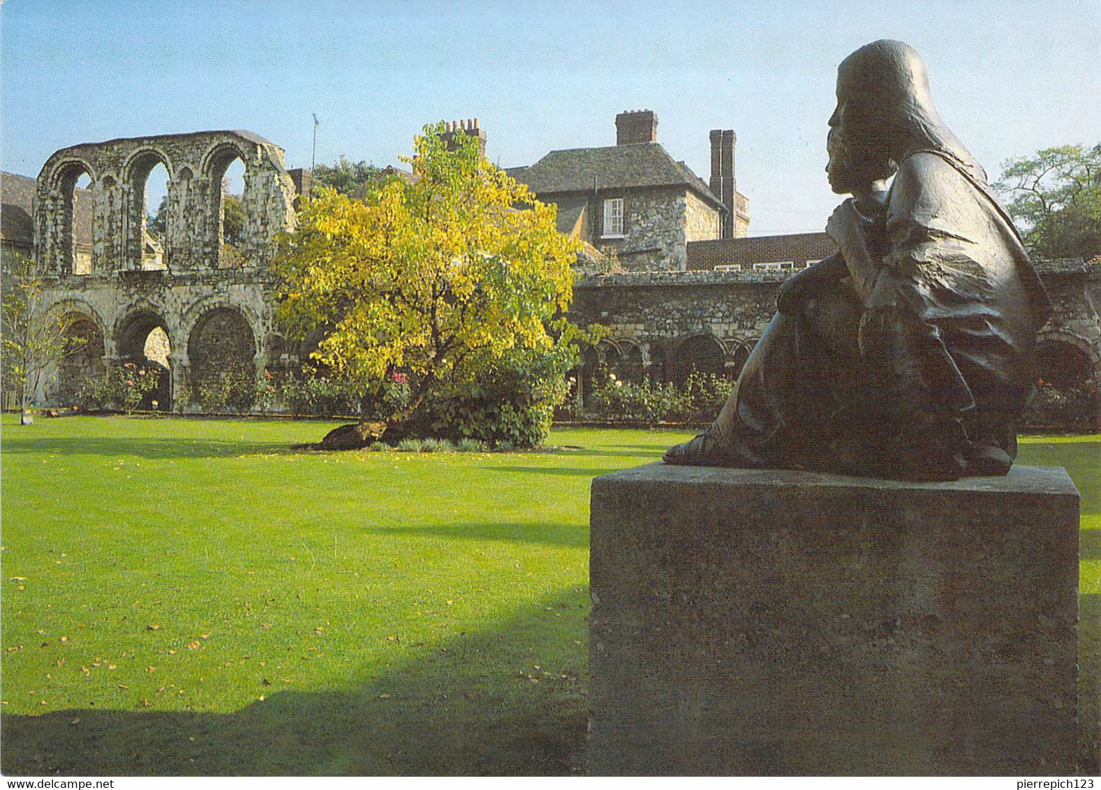 Rochester - Cathédrale - Le Cloître Avec Façade De Salle Capitulaire En Ruine Et La Statue De Marie Et Du Christ Enfant - Rochester