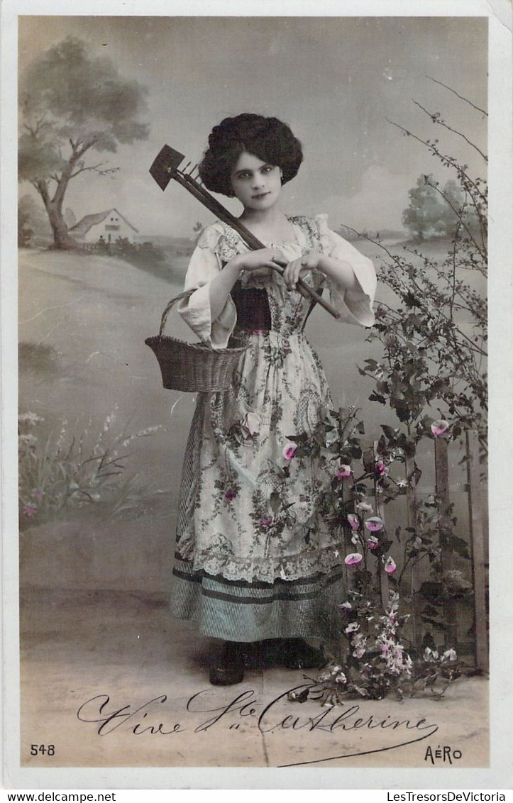 Carte Fantaisie Vive Ste Catherine - Jeune Femme En Train De Jardiner - Oblitéré En 1909 - Santa Catalina