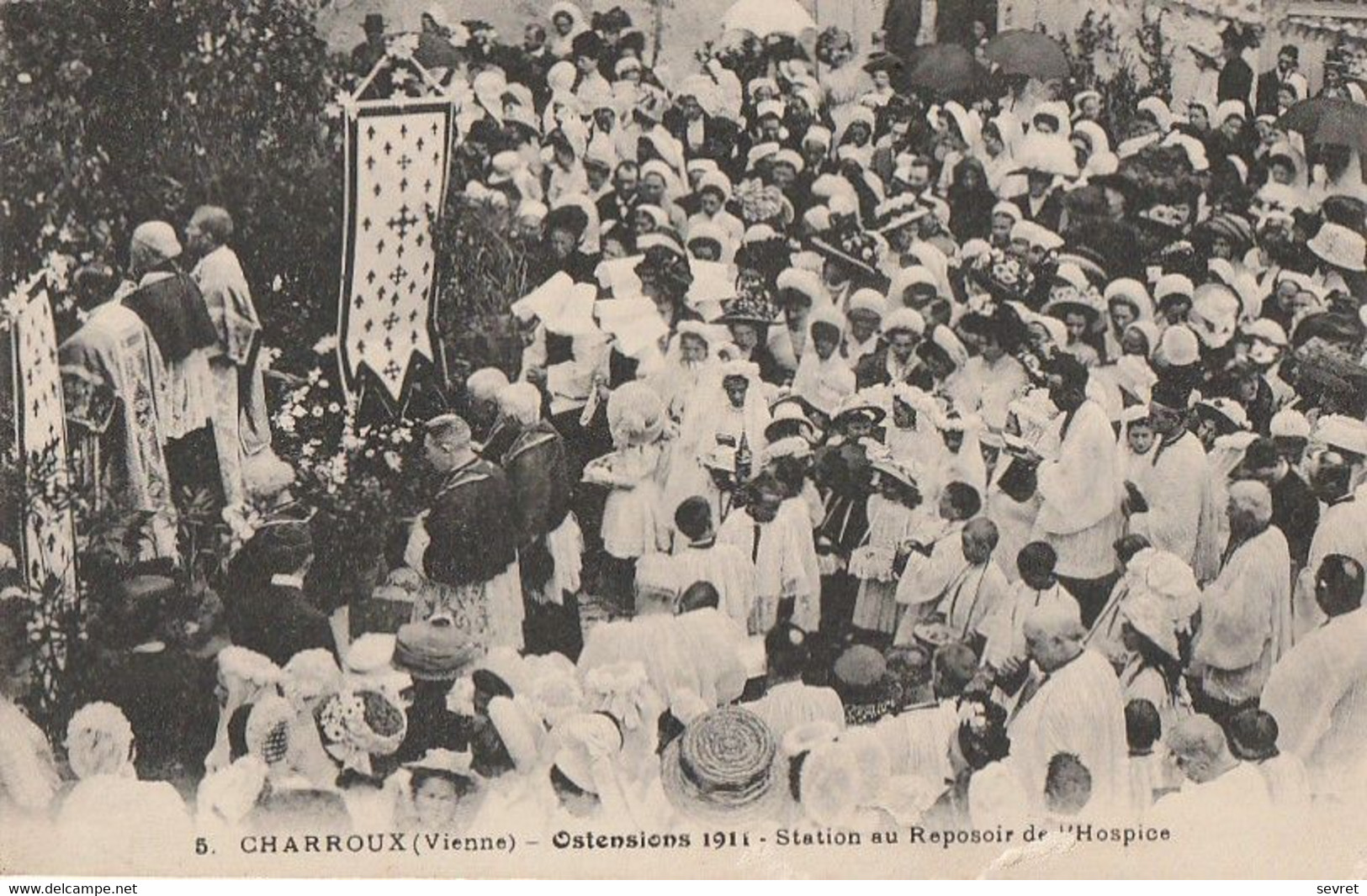 CHARROUX. - Ostensions 1911 - Station Au Reposoir De L'Hospice. Carte Pas Courante - Charroux