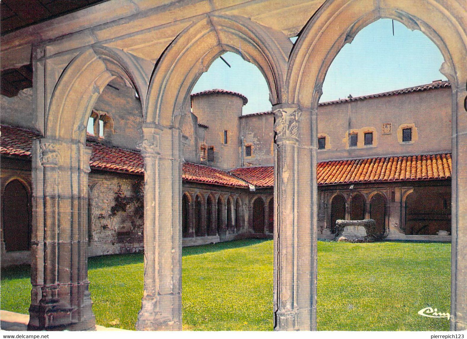 42 - Charlieu - Abbaye Bénédictine - Le Cloître - Charlieu