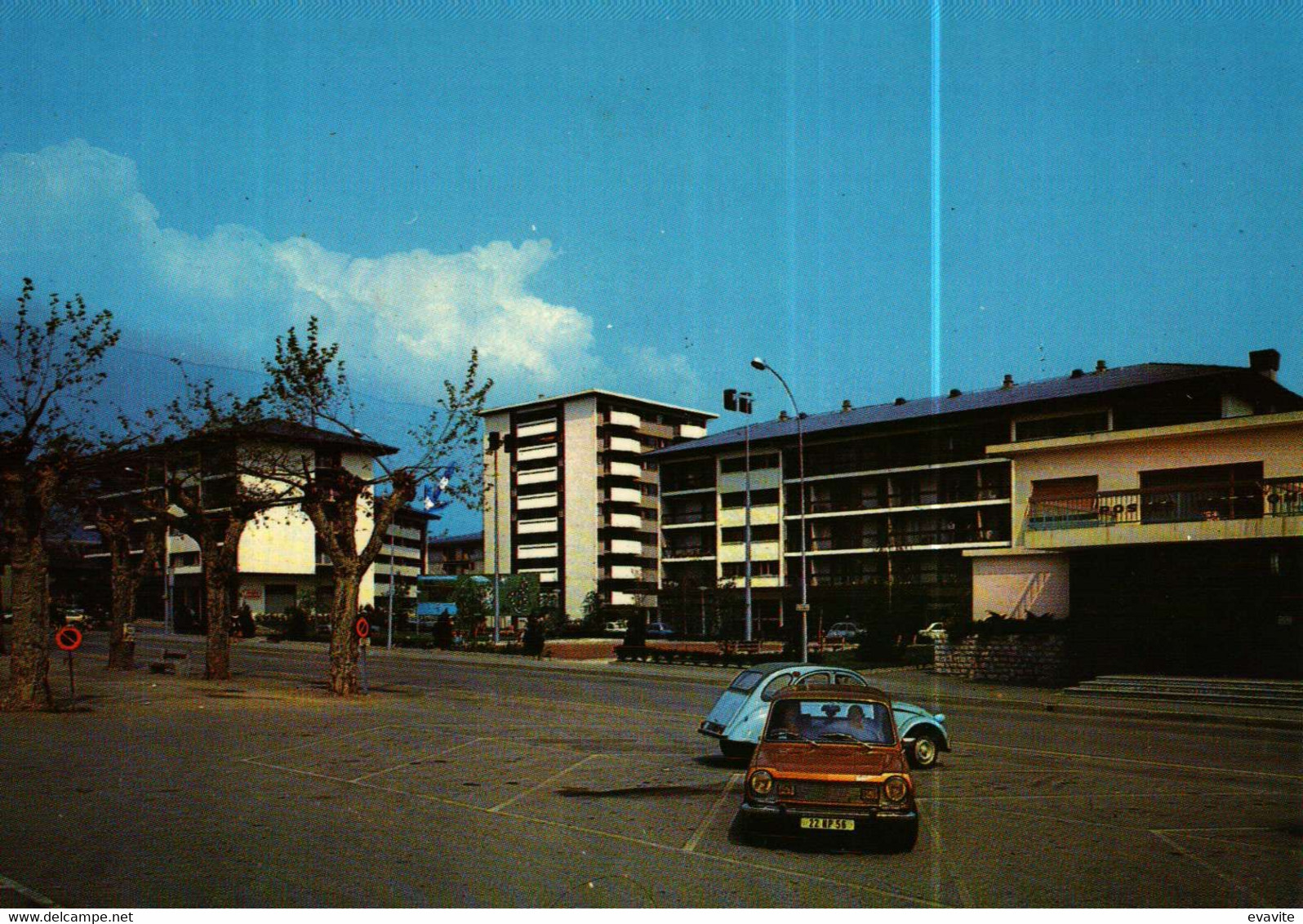 Carte Postale (73)   LA MOTTE-SERVOLEX  -  La Place Pergaud Et La Résidence Ste-Anne (autos 2CV Et Autre) - La Motte Servolex