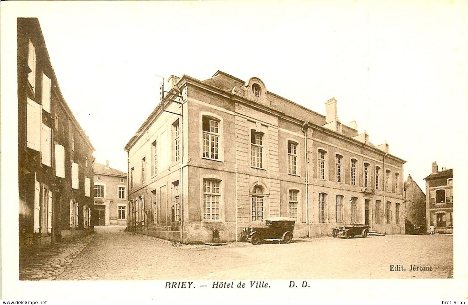 54 BRIEY LA PLACE DEVANT L HOTEL DE VILLE 2 VOITURES DONT UNE DECAPOTABLE - Briey