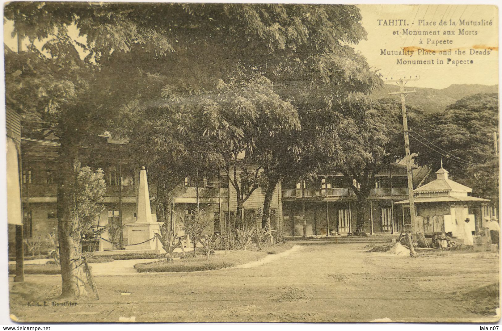 C. P. A. : Tahiti : PAPEETE : Place De La Mutualité Et Monument Aux Morts - Tahiti
