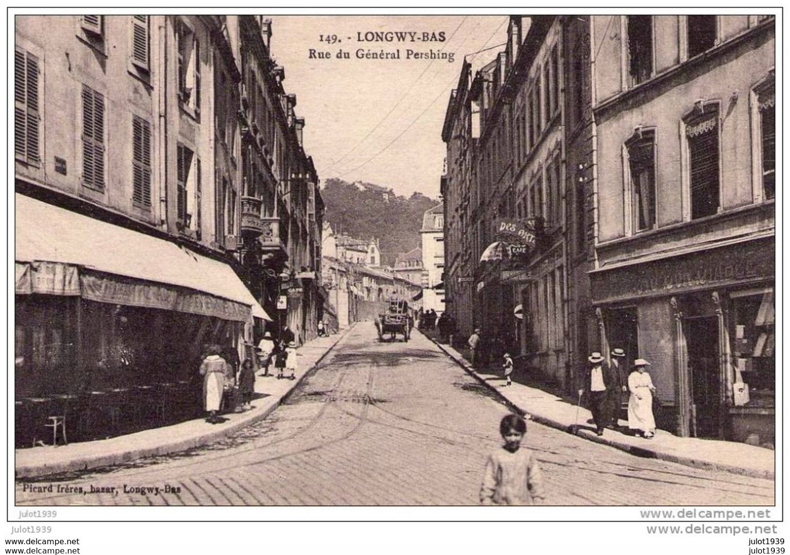 LONGWY ..-- 54 . M. Et M. ..-- Rue Du Général Pershing . Très Animée . - Longwy