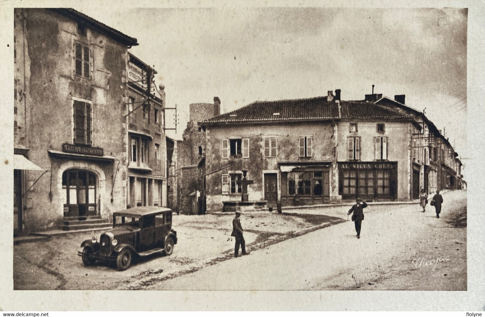 Chalus - La Place De La Fontaine - Restaurant - Au Chêne Vert - Automobile Voiture - Chalus