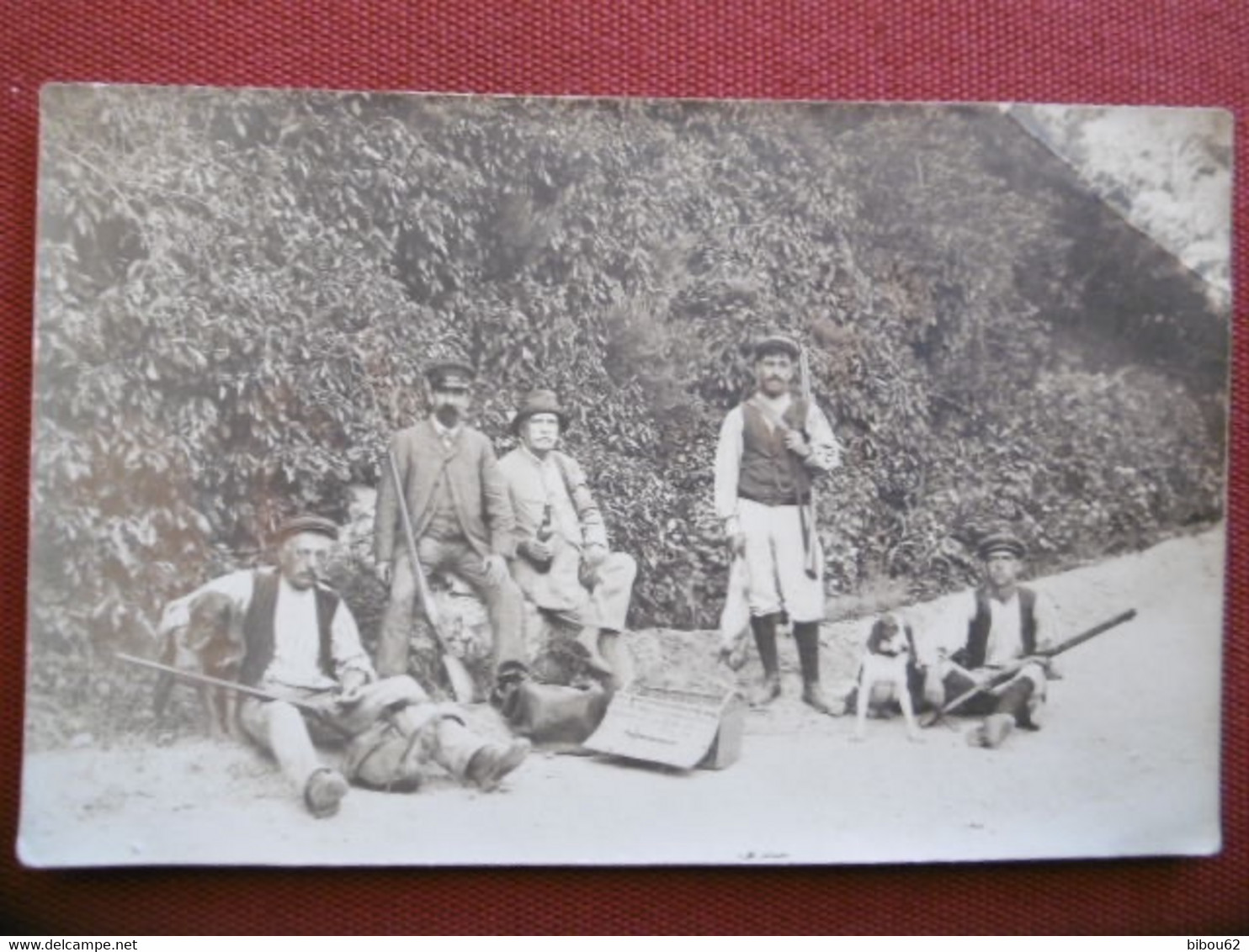 CHASSE - Carte Photo D'un Groupe De Chasseurs - Chiens - Fusils - Gibessières - Lapin - Lièvre - Caza