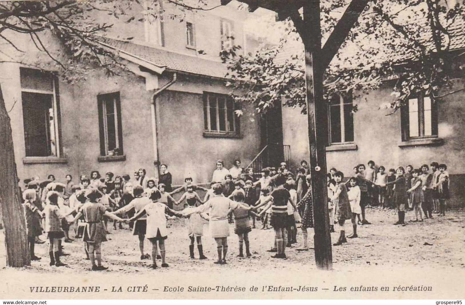 VILLEURBANNE LA CITE ECOLE SAINTE THERESE DE L'ENFANT JESUS LES ENFANTS EN RECREATION - Villeurbanne