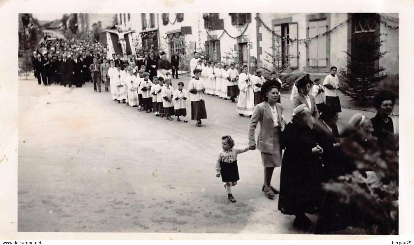 CHATEAUNEUF DU FAOU  -  3 Petites PHOTOS ( Le Clergé Et Le Christ Porté Par Les Anciens Prisonniers ) FETE DIEU ? - Châteauneuf-du-Faou