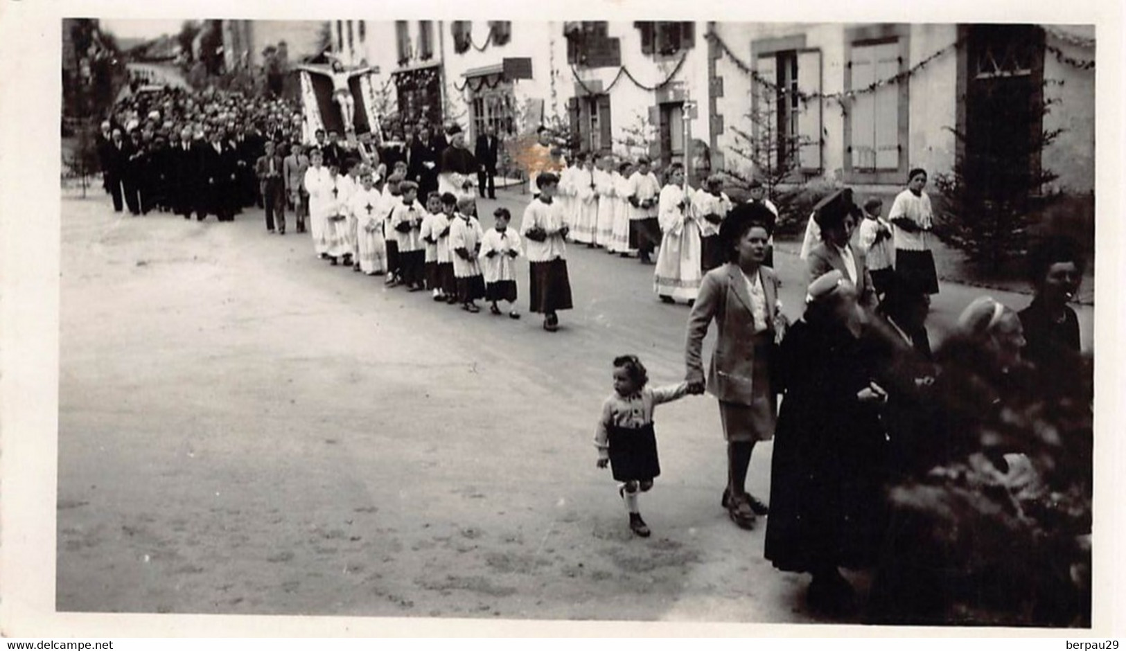 CHATEAUNEUF DU FAOU  -  3 Petites PHOTOS ( Le Clergé Et Le Christ Porté Par Les Anciens Prisonniers ) FETE DIEU ? - Châteauneuf-du-Faou