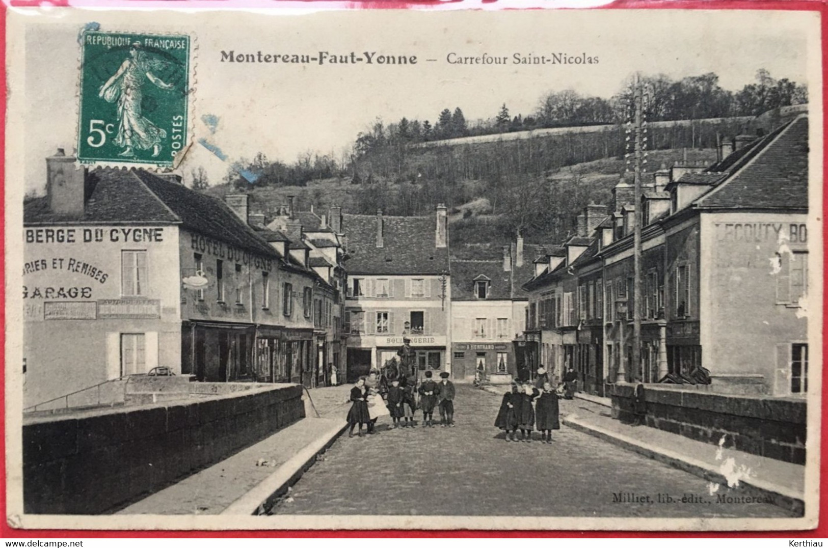 Montereau-Faut-Yonne Carrefour Saint Nicolas. Animée, Circulée 1910 - Montereau