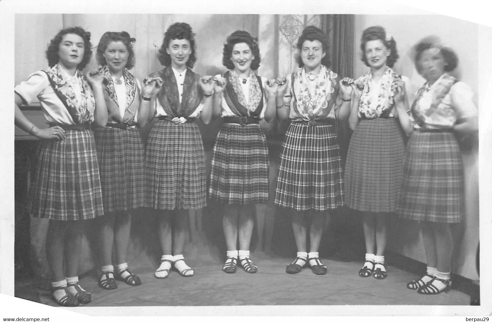 CHATEAUNEUF DU FAOU  -Carte PHOTO De 1945 " Ballet Ecossais Donné Au Profit Du Livret Des Prisonniers De Guerre De Chate - Châteauneuf-du-Faou