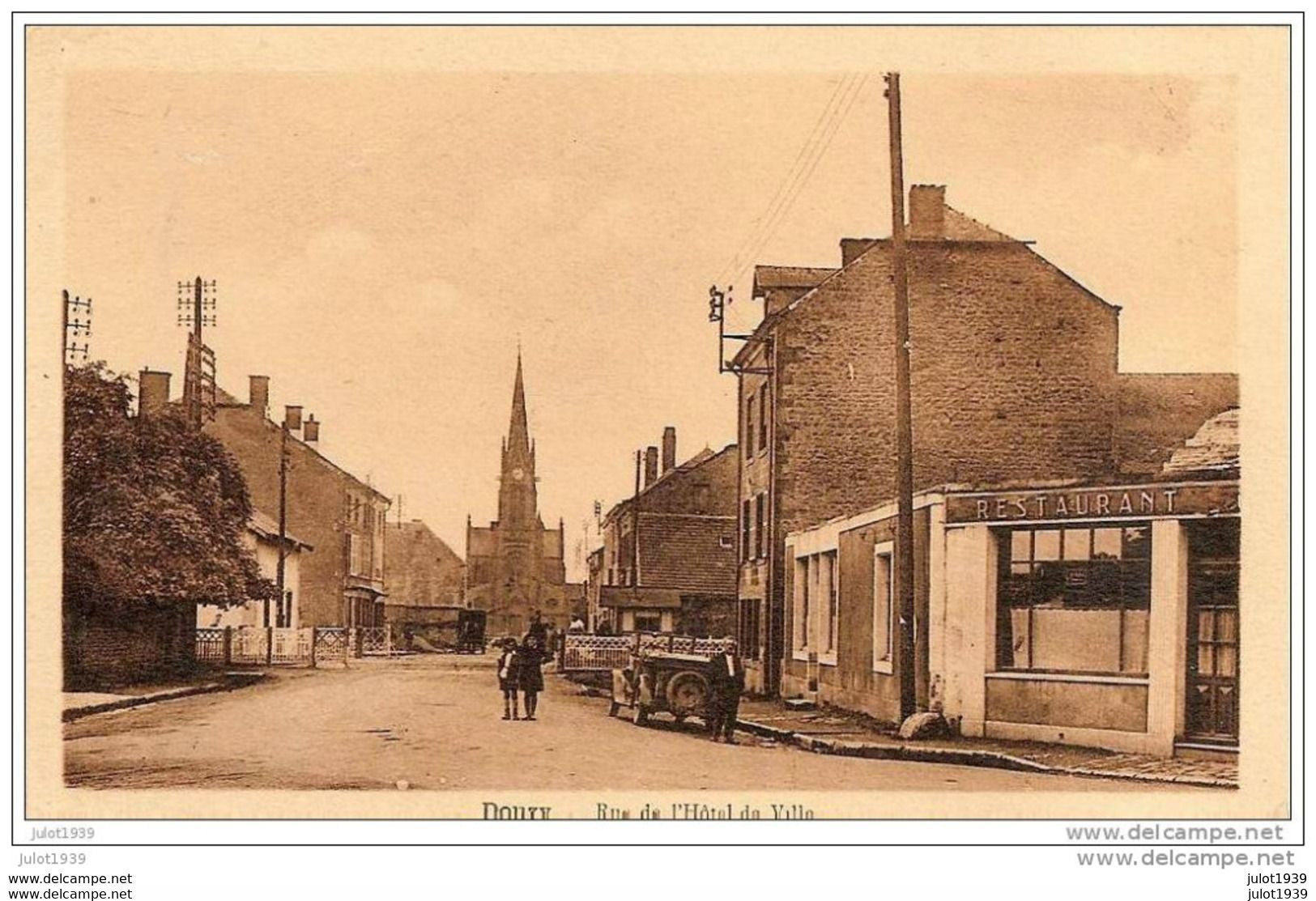 DOUZY ..--  Rue De L' Hôtel De Ville . 1946 , De FRANCHEVAL Vers LA COURNEUVE . - Sedan