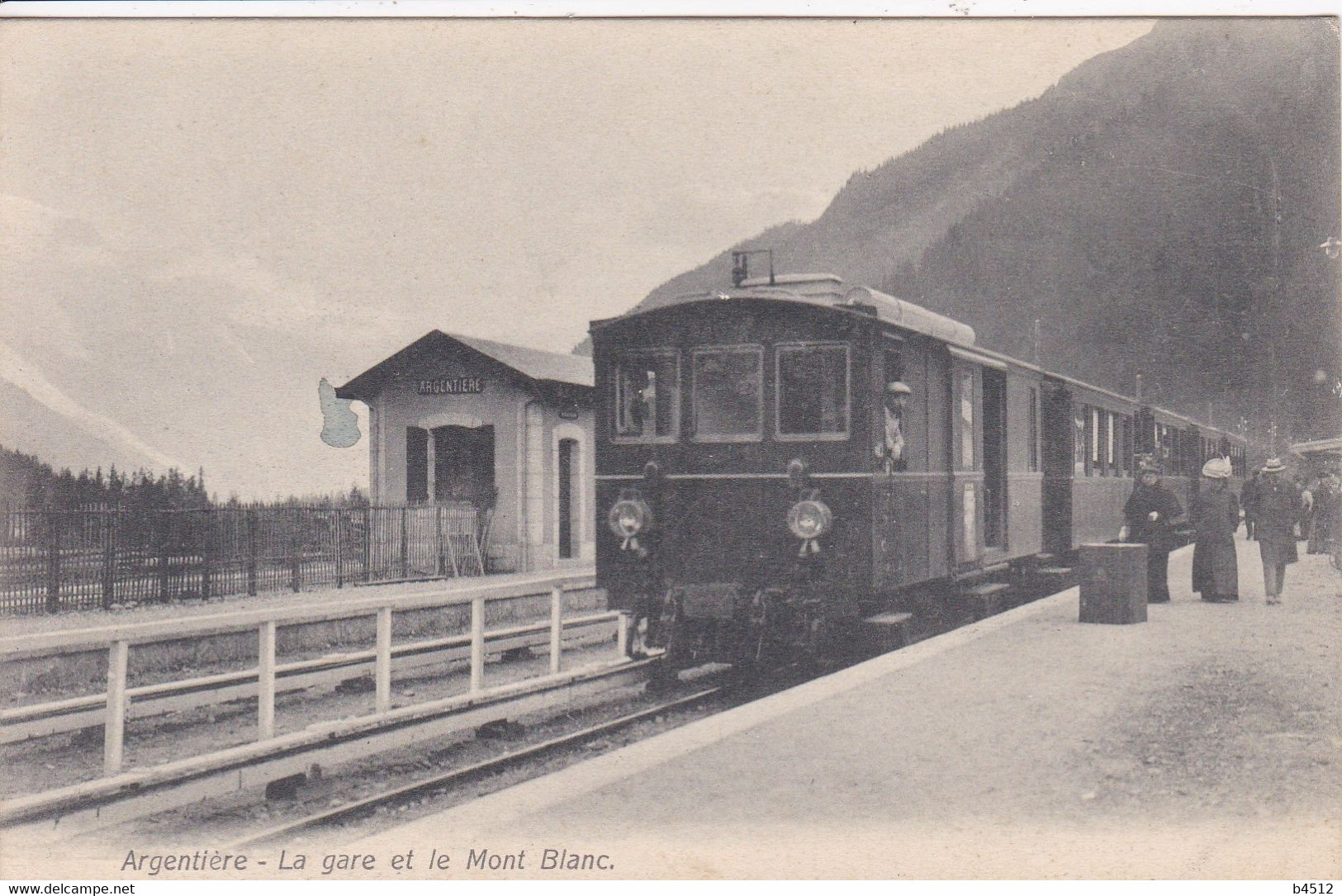 74 ARGENTIERE CHAMONIX La Gare Avec Train , Voyageurs Sur Le Quai , Locomotive Avec Conducteur - Chamonix-Mont-Blanc