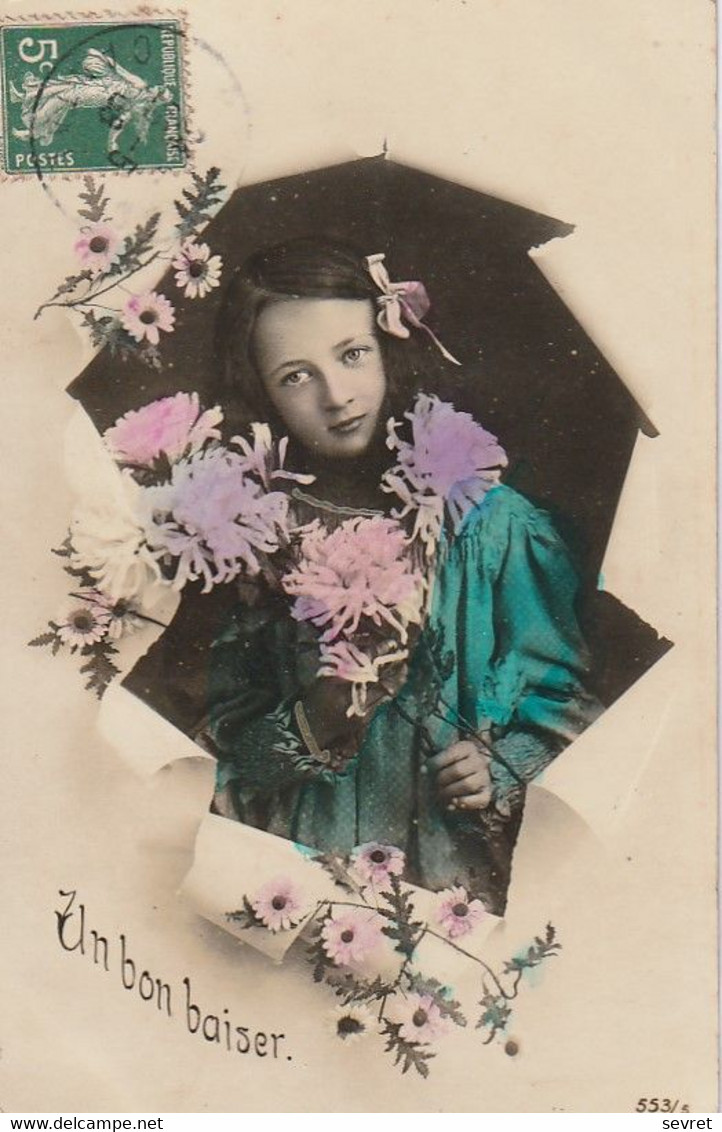 Thème Du Baiser. Photo-montage D'une Jeune Fille Tenant Des Fleurs - Collections, Lots & Séries